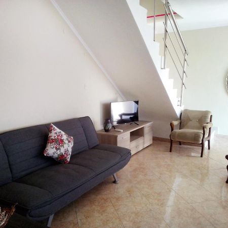 Evis Maisonette With Sea View 弗洛伊塔 外观 照片
