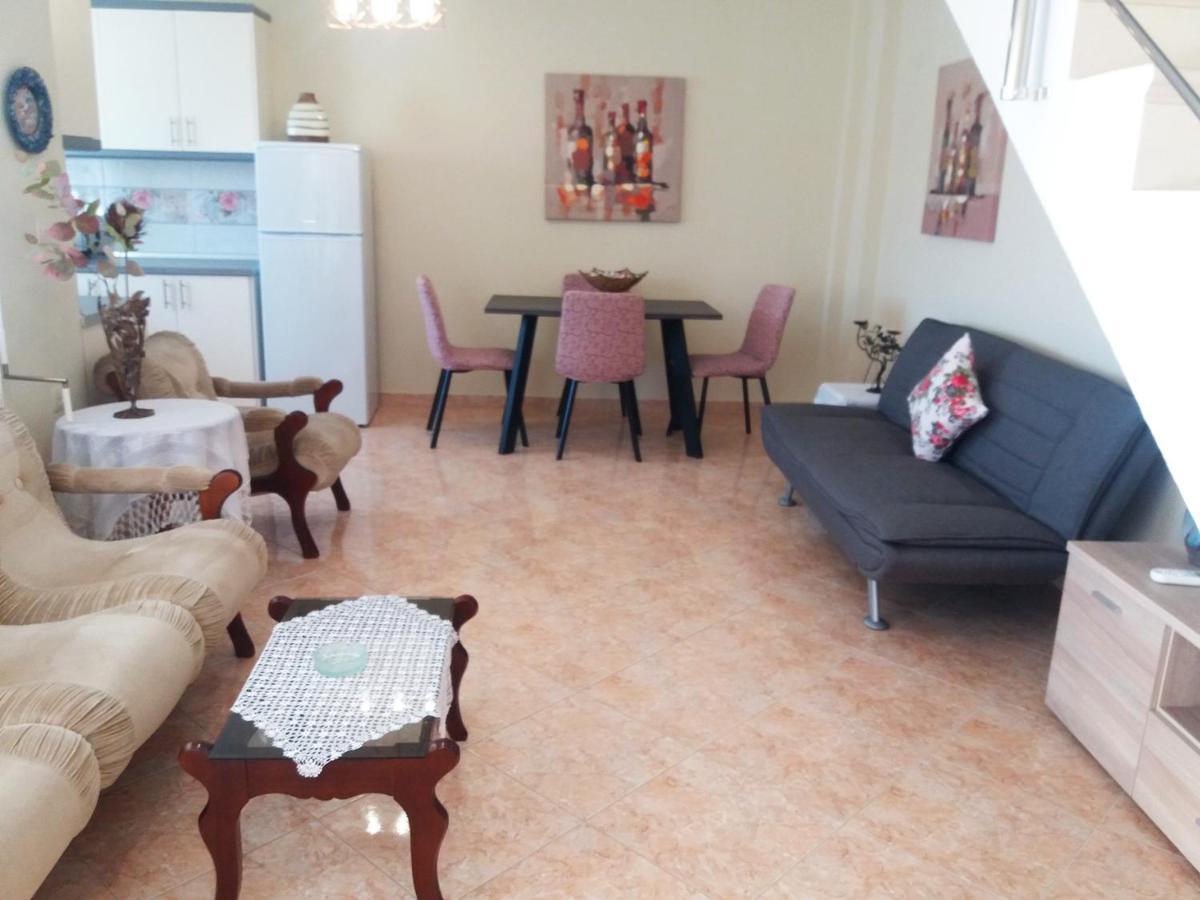 Evis Maisonette With Sea View 弗洛伊塔 外观 照片